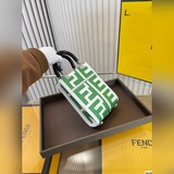 Совместная коллекция Fendi и Marc Jacobs. Сумка Fendi для нот выглядит очень сти
