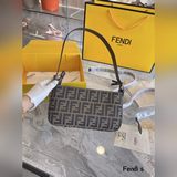Получила потрясающую сумку Fendi с узором в виде маджонга под мышками. Лично я с