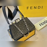 Складная сумка FENDI, представленная на показе 2023. В этом году Fendi 202.