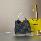 Fendi (Фенди) 88-летие Fendi сумка, гладкая текстура, четкие линии кроя. Две шту