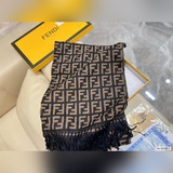 В комплекте с коробкой. Шарф Fendi, который привлекает внимание своей цветовой г