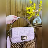 Подарочная упаковка. Сумка Fendi с тисненым логотипом и широким плечевым ремнем.
