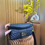 Подарочная упаковка. Сумка Fendi с тисненым логотипом и широким плечевым ремнем.