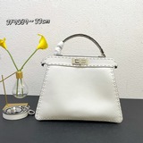 На официальном сайте Fendi представлена новейшая модель кожаной сумочки Togo, из