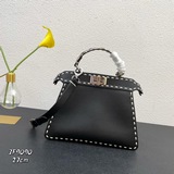 На официальном сайте Fendi представлена новейшая модель кожаной сумочки Togo, из