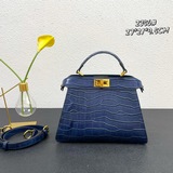 Fendi Peekaboo Isieu сумка в форме кошки из кожи с текстурой крокодила, украшенн