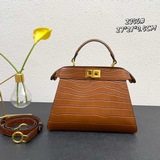 Fendi Peekaboo Isieu сумка в форме кошки из кожи с текстурой крокодила, украшенн