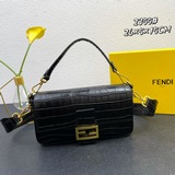 Fendi Сумка-багет из кожи с крокодиловым узором. Изготовлена из кожи с крокодило
