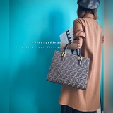 Fendi с фирменным логотипом FF. Классическая сумка для повседневного использован