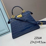 Fendi Peekaboo Isieu сумка в форме кошки из кожи с текстурой крокодила, украшенн