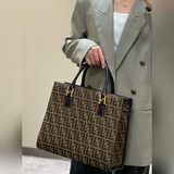 Fendi с фирменным логотипом FF. Классическая сумка для повседневного использован