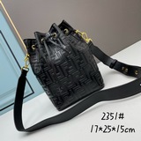 Сумка Fendi Mon Tresor в большом размере изготовлена из кожи бычка с тисненым ре