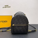 Мини-рюкзак Fendi из кожи с тисненым 3D-рисунком в виде двух букв FF. Имеет прос