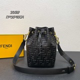Сумка Fendi Mon Tresor в большом размере изготовлена из кожи бычка с тисненым ре