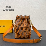 Сумка Fendi Mon Tresor в большом размере изготовлена из кожи бычка с тисненым ре