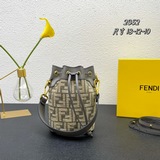Новейшая мини-сумка-бакет от Fendi на официальном сайте MM! Изготовлена из вышит