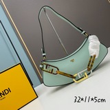 Новейшая сумка Fendi в форме полумесяца, которая носится под мышкой, уже в прода