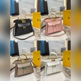 Сумка Fendi Peekaboo идеально подходит для повседневных поездок на работу. Она с