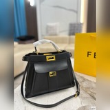Сумка Fendi Peekaboo идеально подходит для повседневных поездок на работу. Она с
