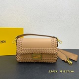 В комплекте с коробкой, новая модель Fendi ранней весны, знаменитая сумка средне