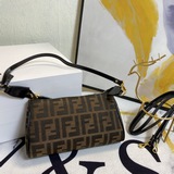 Сумка Fendi с классическим узором, подержанная. Самая модная сумка этого года, с