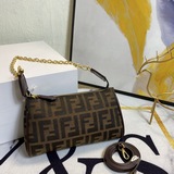 Сумка Fendi с классическим узором, подержанная. Самая модная сумка этого года, с