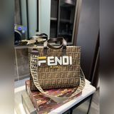 (Подарочная упаковка) Сумка Fendi может вместить все необходимое для выхода на у