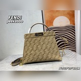 Официальный сайт Fendi, культовая сумка Peekaboo Isseeu, из шенилла.