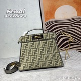 Официальный сайт Fendi, культовая сумка Peekaboo Isseeu, из шенилла.