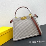Официальный сайт Fendi： новая сумка Peekaboo в клетку.