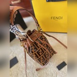 Складная подарочная коробка с шелковым шарфом Fendi. Ретро сумка Fendi с плетени