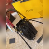 Складная подарочная коробка с шелковым шарфом Fendi. Ретро сумка Fendi с плетени