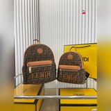 Новая сумка Fendi с двойными ручками отличается атмосферным дизайном, который ле