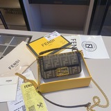 Рекомендуем новую версию классической сумки Fendi из коричневой ткани с двойной 