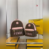 Новая сумка Fendi с двойными ручками отличается атмосферным дизайном, который ле
