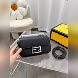 Сумка Fendi в форме батона отлично сочетается с любой одеждой и подходит для пов