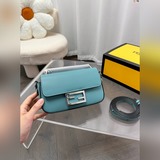 Сумка Fendi в форме батона отлично сочетается с любой одеждой и подходит для пов