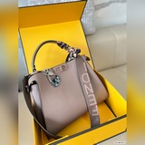 Складная сумка Fendi Peekaboo идеально подходит для повседневных поездок на рабо