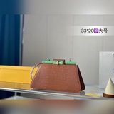 Подарочная коробка Большая сумка Fendi из коллекции 2023 года. В этом году Fendi