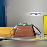 Подарочная коробка Маленькая сумка Fendi из коллекции 2023 года. В этом году Fen