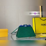 Подарочная коробка Маленькая сумка Fendi из коллекции 2023 года. В этом году Fen