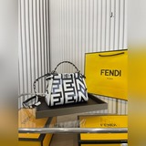 Совместная коллекция Fendi и Marc Jacobs. Сумка Fendi выглядит очень стильно и п
