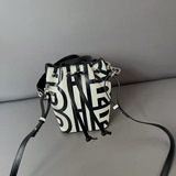 Fendi Fendi буквальная сумка-бакет с одним плечевым ремнем, выполненная с исполь