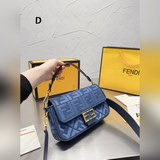 Оригинальная вышивка f ｜fendi vintage сумка-батончик, запечатленная на улицах Ми