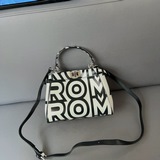 Fendi Fendi одноплечевая сумка с буквой, изготовленная с использованием искусной