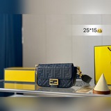 Рельефный принт | Сумка Fendi Vintage Bag в стиле «багет» была замечена на Милан