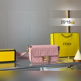 Сумка Fendi Vintage с тиснением, замеченная на улицах Милана во время Недели мод