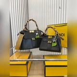 Сумка Fendi имеет очень большой объем, соответствует последним тенденциям моды, 