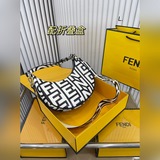 Складная сумка Fendi Half Moon с дизайном, отражающим высокий уровень интеллекта