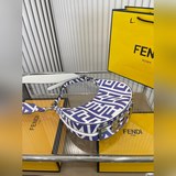 Складная сумка Fendi Half Moon с дизайном, отражающим высокий уровень интеллекта